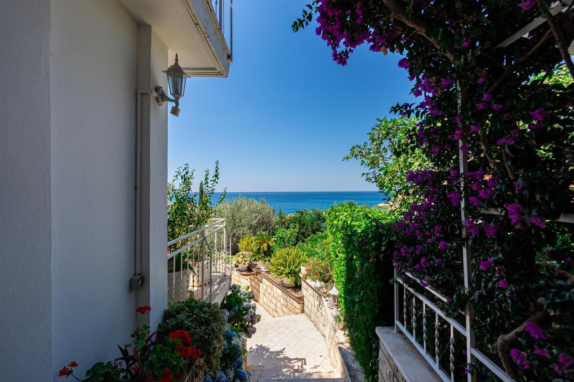 Sun Rose Apartments Sveti Stefan Exteriör bild